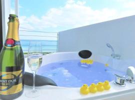 BBQ無料 オーシャンビュー ジャグジー付1棟をまるまる貸切 2階建3LDK 無料駐車場4台 サファイアリゾートokinawa, ξενοδοχείο σε Nanjo