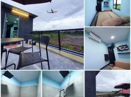 รูปภาพของโรงแรม: Cabin stay with Sunrise and plane spotting view