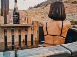 Ash Cabin with Hot Tub, hotel in Barmouth