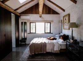 होटल की एक तस्वीर: Luxury Yarra Valley Vineyard Log Cabin