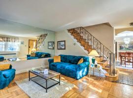 Hotel foto: Yeadon Townhome with Porch, 7 Mi to Center City