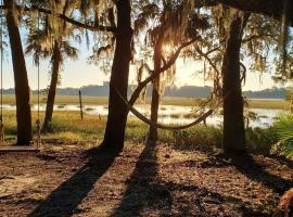 Secluded Tiny House by the Marsh with Hunting Island Beach Pass, hotel in St. Helena Island