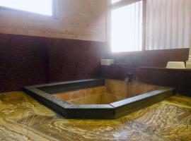 Фотографія готелю: 天然温泉付き 北アルプスの麓安曇野 貸切一棟貸 70型スクリーン完備 フモトノイエ