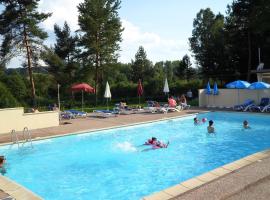 Camping les Pinasses, hotel in La Chapelle