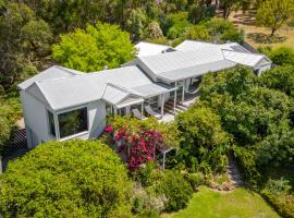 Spacious retreat with ocean views, hotel en Dromana