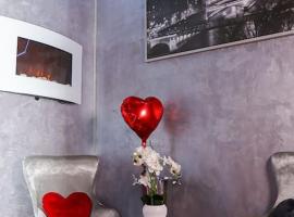 A picture of the hotel: Appartement spa 32m² hyper centre de Reims La dame de Coeur