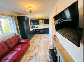 A picture of the hotel: Modern 2 bedroom flat by Dover Port, Castle& Sea!