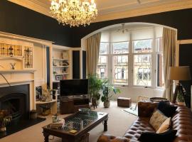 Gambaran Hotel: Spacious 3 bed flat in the heart of the west end.