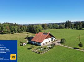 ホテル写真: Ô Valanvron - Appartement dans une ancienne ferme neuchâteloise