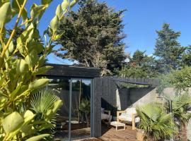 5 Etoiles hébergement insolite de luxe, hotel in Pléneuf-Val-André