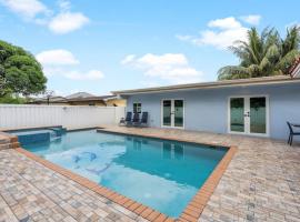 รูปภาพของโรงแรม: Modern 4BR2 HEATED POOL GRILL Big backyard