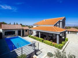 Villa Enna with heated pool, Zadar, Hotel in Crno