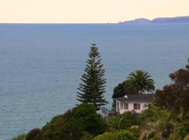 A picture of the hotel: Hilltop Views - Bluff Hill Holiday Home