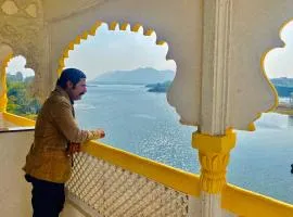 Haveli BALAVH with lake facing balcony, hotel in Udaipur