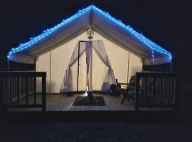Фотография гостиницы: Cozy Glamp Tents at Wildland Gardens