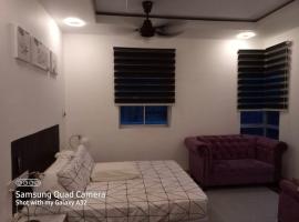 होटल की एक तस्वीर: Sobey Laris Homestay KLUANG JANNAH