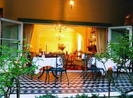 Hacklewood Hill Country House, хотел в Порт Елизабет
