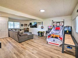 Hotel Foto: Spacious Riverside Home with Game Room and Yard