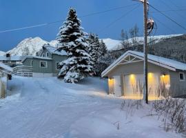 House with garage in central Lyngen, Hotel in Lyngseidet