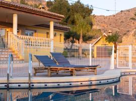 A picture of the hotel: Casa Rural Familiar Piscina Sierra Balumba