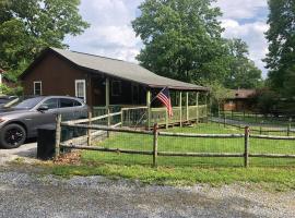 होटल की एक तस्वीर: Wagon Wheel Cottage. Dog Friendly,Pipestem WVA