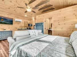 The Bungalow At Greenbriar Creek -Pickleball Court, Creek, WIFI, Mountain Views, Starting at 79", hotel v destinaci Cosby