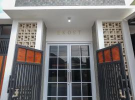 A picture of the hotel: KoolKost Syariah near Luwes Gentan Park (Minimum Stay 30 Nights)