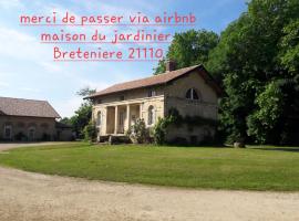 Hotel Foto: maison jardinier parc château,proche Dijon-Vignes