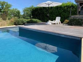호텔 사진: Spacious house in rural Quercy with swimming pool