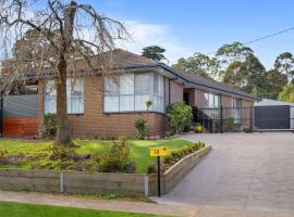 Фотография гостиницы: Mooroolbark Pet Friendly 4 Bedroom House