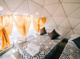 Hotel Photo: Luxurious Lakeside Dome Glamping Retreat