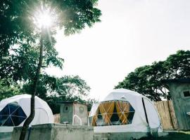 Foto do Hotel: Family Dome Glamping in Rizal with Private Hotspring