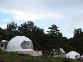 Hotel fotografie: Tranquil Retreat Dome Glamping with Hotspring Dipping pool - Breathtaking View