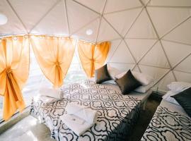 Hotel fotografie: Cozy Dome Glamping w/ Private Hot Spring (2pax)