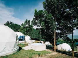 Hotel fotografie: Family Fun Dome Glamping with Hotspring Pool (6 pax)