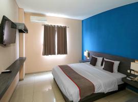 A picture of the hotel: Super OYO Townhouse OAK Hotel Fiducia Pondok Gede