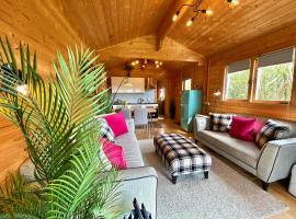 รูปภาพของโรงแรม: Yealm Cabin Self Catering Log Cabin in Devon with Hot Tub