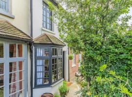 Hotel foto: Pieman's Cottage - Pulborough, West Sussex Cottage - sunny courtyard