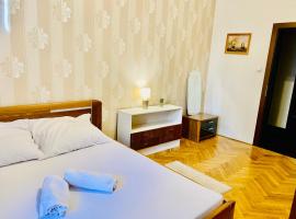 होटल की एक तस्वीर: Hotel Room in Praha 2 Square