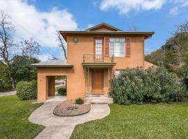 Hotel Photo: Exclusive Historical Townhome: serene and cozy