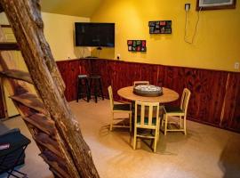 Hotelfotos: Cedar Loft - This Rustic Retreat Is Just A Short Drive From Fishing And Shopping cabin