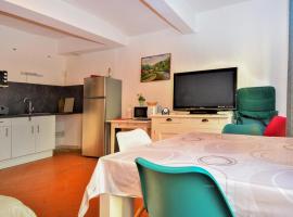 होटल की एक तस्वीर: 1 Bedroom Lovely Apartment In Saint Jean Du Gard