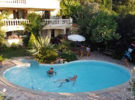 होटल की एक तस्वीर: Petit coin de paradis, vue panoramique mer &montagne, piscine privée...