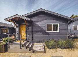 Hotel Photo: Fish Board Studio includes King Bed with Kitchenette and Futon