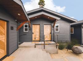 Shortboard Room includes Queen Bed, Hotel in Stinson Beach