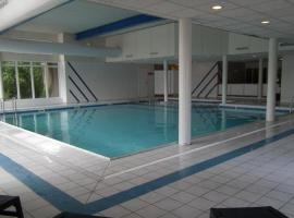 Appartement ZEEDUIN, met VERWARMD ZWEMBAD, eigen KEUKEN, ZONNIG TERRAS nabij DORP, DUINEN en STRAND, hôtel à Hollum