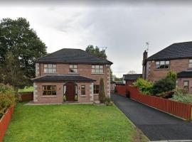 A picture of the hotel: Large private detached home