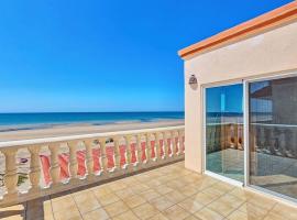 Фотография гостиницы: Villa de la Reyna 2A Beachfront Duplex