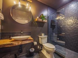 Winter's Hideaway Suite, hotel in Ucluelet