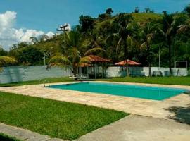 A picture of the hotel: Casa de campo com WiFi e piscina em Magé RJ